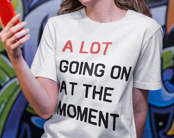 Muita coisa acontecendo no momento Camiseta unissex New Eras