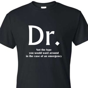 Dr. Non è il tipo che vuoi in giro in caso di emergenza T-Shirt Unisex Nera