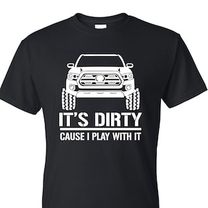 Jest brudny, bo się nim bawię Offroad Wheeling Mudding Truck Funny Unisex T-Shirt Napęd na cztery koła