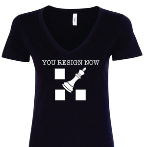 Sie resignieren jetzt die Königin Gambit Schach Damen V-Ausschnitt T-Shirt