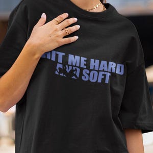 Maglietta grafica oversize / Maglietta morbida Hit Me Hard / Streetwear in stile concerto audace / Maglietta unisex nera ispirata ai fan in regalo