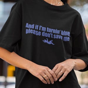 Maglietta grafica oversize / Maglietta &quot;And If I&#39;m Turnin&#39; Blue&quot; / Streetwear in stile concerto audace / Maglietta unisex nera ispirata ai fan in regalo