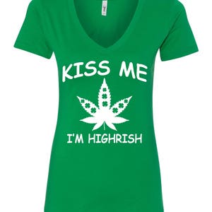 Könnte beinhalten: Grünes V-Ausschnitt-T-Shirt mit einem weißen Marihuana-Blatt-Design und dem Text "Kiss Me I'm Highrish".
