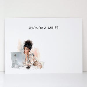 Puede incluir: Ilustración en acuarela de una persona trabajando en un escritorio con una computadora. La persona lleva una camisa con estampado floral y pantalones color beige. El nombre "RHONDA A. MILLER" está impreso en la parte superior.