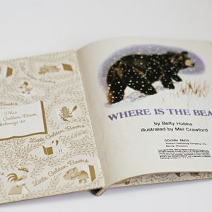 Op de afbeelding: Een vintage kinderboek getiteld "Waar is de beer?" door Betty Hubka, ge&iuml;llustreerd door Mel Crawford. De omslag toont een zwarte beer die door een besneeuwd landschap loopt. Het boek maakt deel uit van de Little Golden Books-serie.