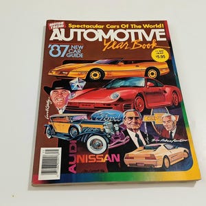 Puede incluir: Una revista Motor Trend Automotive Year Book de 1987 con un coche deportivo amarillo, un coche deportivo rojo, un coche antiguo amarillo y negro y un coche deportivo beige en la portada. La portada incluye el texto Spectacular Cars Of The World.