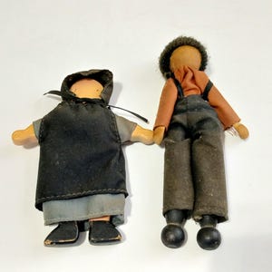 Vintage Amish Peg Dolls Miniature Old Fashioned Primitive Man & Woman Figurines