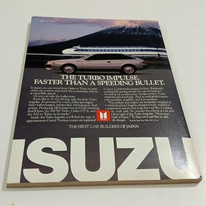 Puede incluir: Un anuncio de revista vintage de Isuzu que muestra un coche coup&eacute; plateado aparcado frente a un tren bala y el monte Fuji. El texto dice THE TURBO IMPULSE. FASTER THAN A SPEEDING BULLET. y THE FIRST CAR BUILDERS OF JAPAN con ISUZU en la parte inferior.