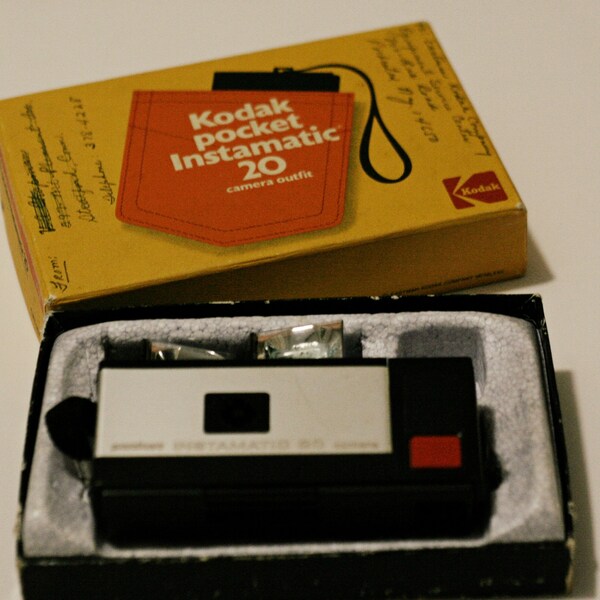 1970s Vintage Kodak Pocket Intsamatic Camera 20 in Original Box with 2 Flashcubes