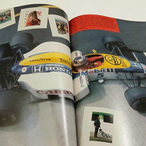 Puede incluir: Un libro abierto que muestra dos p&aacute;ginas con coches de F&oacute;rmula 1. La p&aacute;gina izquierda muestra un coche Canon Honda blanco y amarillo. La p&aacute;gina derecha muestra un coche Mobil 5 Honda blanco, amarillo y azul con un piloto y un recuadro rojo.