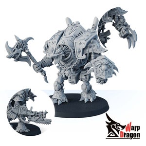Op de afbeelding: Een grijze, gedetailleerde miniatuurfiguur van een zwaar gepantserde krijger, die een grote bijl met een schedelachtig ontwerp vasthoudt. De figuur heeft ingewikkelde bepantsering en mechanische details, met een schild en een ketting om de borst.