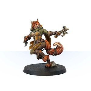 Könnte beinhalten: Detaillierte Miniaturfigur eines fuchsartigen humanoiden Charakters in dynamischer Pose. Die Figur ist in einen grünen Kapuzenmantel, eine beige Rüstung und eine orangefarbene Hose gekleidet. Sie hält einen Dolch und eine Armbrust und steht auf einem schwarzen Sockel.