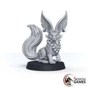 Könnte beinhalten: Eine graue, detaillierte Miniaturfigur eines Fuchses mit großen, spitzen Ohren, einem buschigen Schwanz und einer Perlenkette. Der Fuchs sitzt auf einem schwarzen Sockel.