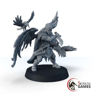 Op de afbeelding: Een grijs plastic miniatuurfiguur van een gevleugelde elfenkrijger met een zwaard en twee raven. De elf draagt ​​een harnas en een mantel. Het figuur staat op een zwarte basis.