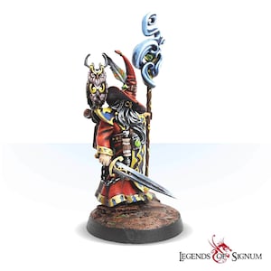 Puede incluir: Figura en miniatura de un mago, vestido con una túnica roja con ribetes dorados y un sombrero negro. El mago tiene una larga barba blanca, sostiene una espada y está acompañado por un búho. Un bastón con detalles azules completa la figura de fantasía.