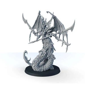 Puede incluir: Figura en miniatura gris de un guerrero alado con un cuerpo inferior de serpiente. La figura sostiene dos espadas curvas grandes y una lanza. Las alas están extendidas y la figura se encuentra sobre una base circular negra. El diseño general es muy detallado.