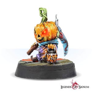 Może przedstawiać: Miniaturowa figurka postaci z dyniową głową z świecącymi pomarańczowymi oczami i wyrzeźbioną twarzą. Postać nosi niebieski szalik i trzyma drewniany kij oraz latarnię. Stoi na okrągłej, szarej podstawie z napisem "LEGENDS OF SIGNUM".
