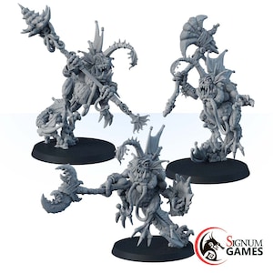 Puede incluir: Tres figuras en miniatura de plástico gris de criaturas acuáticas grotescas con rasgos exagerados, sosteniendo armas. Las figuras están posadas sobre bases circulares.