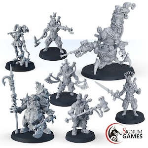 Puede incluir: Un conjunto de siete figuras en miniatura de plástico gris, que incluyen un robot de estilo steampunk, un bufón, un goblin y una criatura con un hacha grande. Las figuras están sobre bases redondas y forman parte de un juego de mesa.