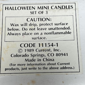 K&ouml;nnte beinhalten: Ein Etikett f&uuml;r ein Set Halloween-Mini-Kerzen. Das Etikett enth&auml;lt den Text "HALLOWEEN MINI CANDLES SET OF 3" und einen Hinweis auf tropfendes Wachs. Es enth&auml;lt auch die Herstellerinformationen und den Text "Made in China."