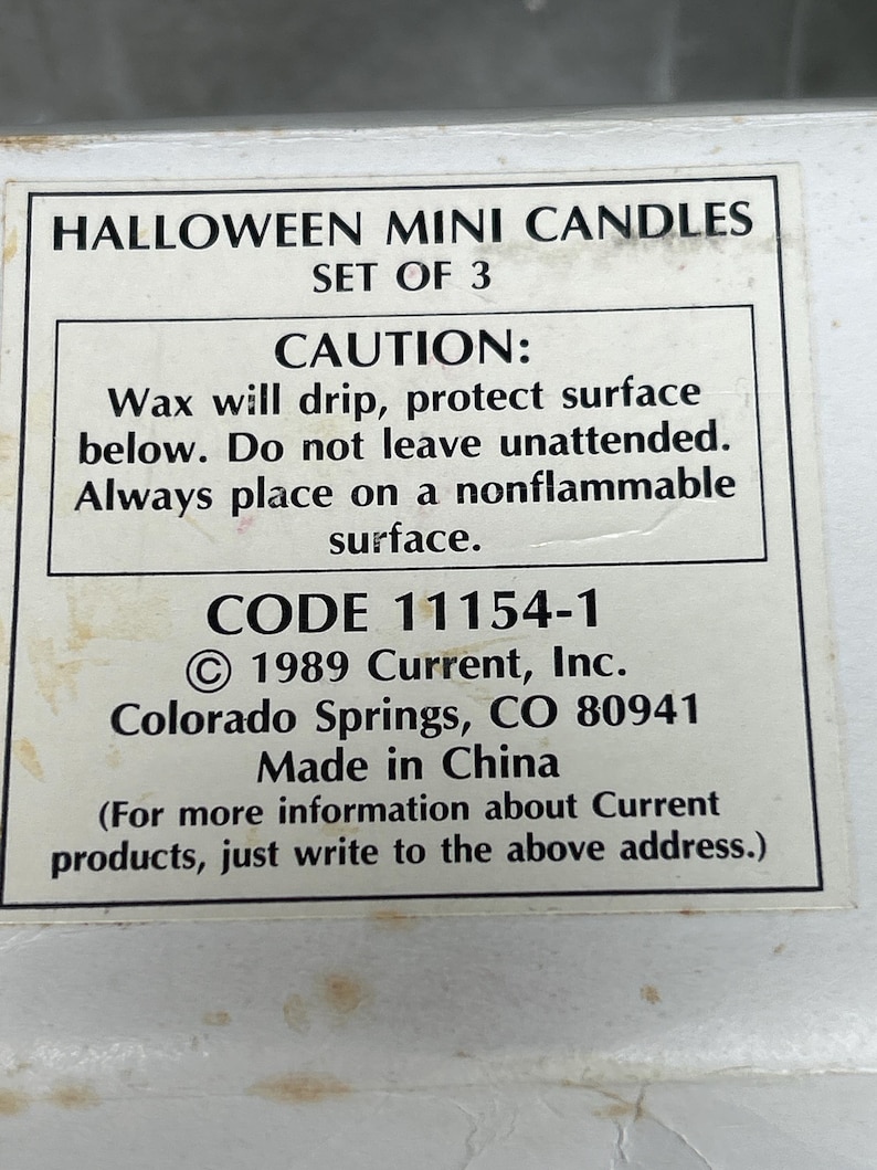 K&ouml;nnte beinhalten: Ein Etikett f&uuml;r ein Set Halloween-Mini-Kerzen. Das Etikett enth&auml;lt den Text "HALLOWEEN MINI CANDLES SET OF 3" und einen Hinweis auf tropfendes Wachs. Es enth&auml;lt auch die Herstellerinformationen und den Text "Made in China."