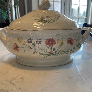 Mikasa Marguax Fine Ivory Soup Tureen and Lid. Very Hard to find and in wonderful Vintage Used condition! 13 x 7.5 x 8.5. Made in Japan.