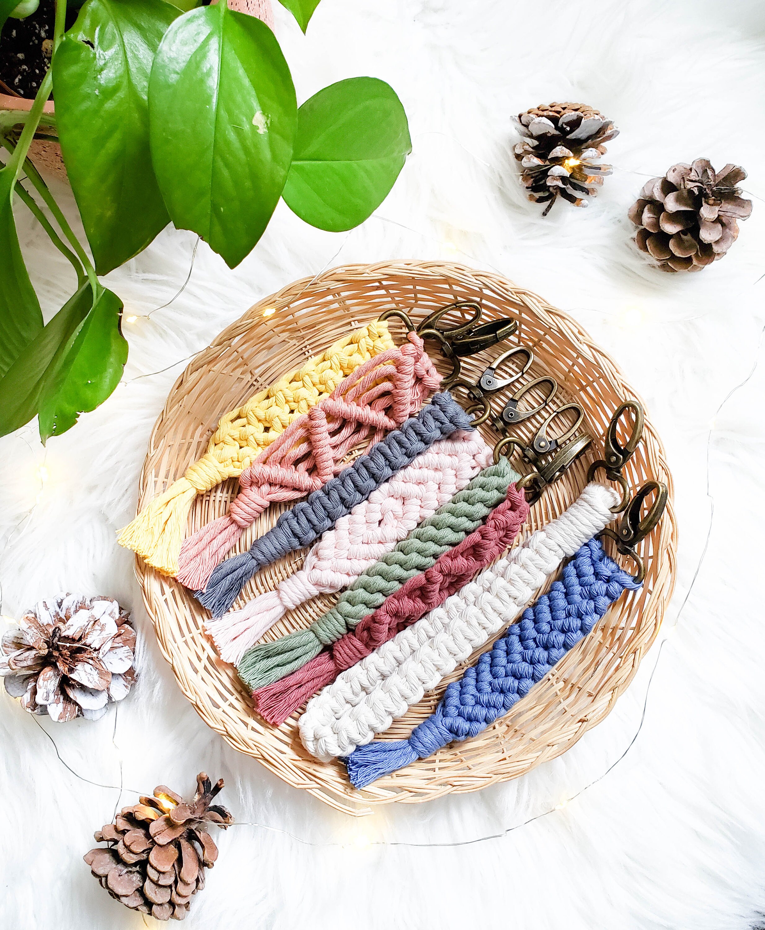 Portachiavi Braccialetto Da Polso Portachiavi Macramè Bohémien Fatto A Mano | Design Floreale Verde E Bianco | Con Moschettone E Gancio A Polso Portachiavi Cotone Intrecciato