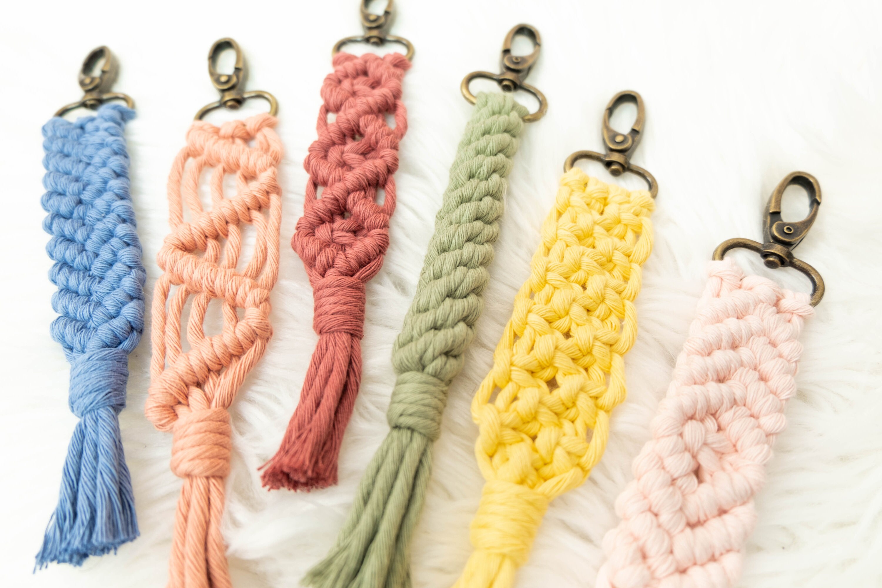 Fyihoxi 2 pezzi Portachiavi Macrame Portachiavi Boho Macrame bracciale cordino donna Portachiavi con Cinturino da Polso bracciale fatto a mano nappa per chiavi corto boho cordino
