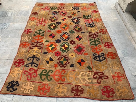 Embroidered Suzani Throw (218 x 148cm) Embroidered Suzani Throw (218 x 148cm)