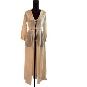 1970s Lingerie Robe, Cream and Lace Wide Collar Edwardian Style Vintage Tie Robe, Small