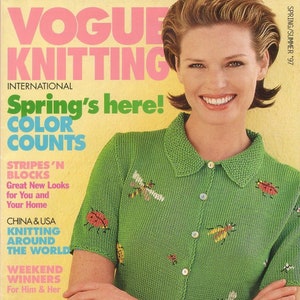 Puede incluir: Portada de la revista Vogue Knitting International con una mujer con una camisa verde tejida adornada con diseños de insectos. La portada incluye el texto: "Spring's here!" y "Beetles, Bugs & Butterflies."