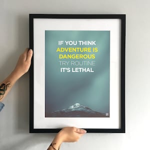 Adventure is warner - Typografischer Kunstdruck