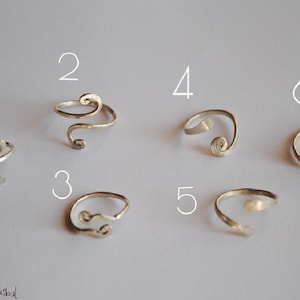 Pode incluir: Seis brincos de prata com diferentes designs. Os brincos são numerados de 1 a 6.