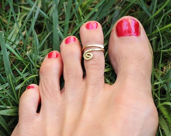 Anello per dita dei piedi in oro. Anello per nocche in ottone adattabile. Martellato, fatto a mano, resistente. Anello per dita dei piedi dorato. Anello per dita dei piedi per donna. Altri modelli