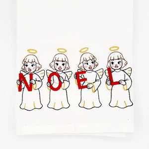 Op de afbeelding: Vier witte engelen met gouden halo's houden rode letters vast die "NOEL" spellen op een witte achtergrond.
