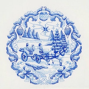 Könnte beinhalten: Ein blaues und weißes Stickmuster mit einer Winterszene mit einer Pferdekutsche, Bäumen und Sternen. Das Design befindet sich in einem runden Rahmen mit einem dekorativen Rand.