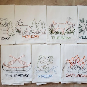 Northwoods medley Days of the Week machinaal geborduurde meelzak theedoeken