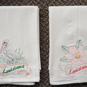Paños de cocina bordados a máquina con forma de saco de harina, con el pelícano pardo oriental, ave estatal de Luisiana o la magnolia, flor estatal