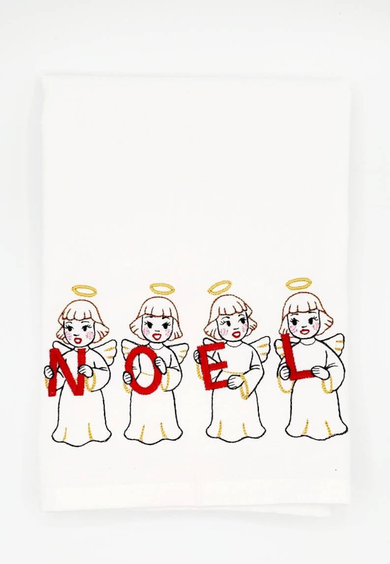 Op de afbeelding: Vier witte engelen met gouden halo's houden rode letters vast die "NOEL" spellen op een witte achtergrond.