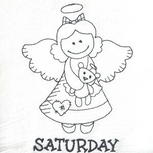 Pode incluir: Desenho bordado a preto e branco de um anjo segurando um ursinho de pel&uacute;cia, com aur&eacute;ola e asas. A palavra "SATURDAY" est&aacute; bordada por baixo. O anjo usa um vestido com um cora&ccedil;&atilde;o e um s&iacute;mbolo de hashtag.
