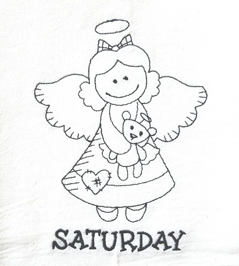 Pode incluir: Desenho bordado a preto e branco de um anjo segurando um ursinho de pel&uacute;cia, com aur&eacute;ola e asas. A palavra "SATURDAY" est&aacute; bordada por baixo. O anjo usa um vestido com um cora&ccedil;&atilde;o e um s&iacute;mbolo de hashtag.