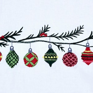 Puede incluir: Una cadena de siete adornos navideños coloridos colgando de una rama de pino. Los adornos son rojos, verdes y dorados con varios patrones.