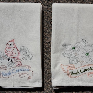 Paños de cocina bordados a máquina con forma de saco de harina, pájaro del estado de Carolina del Norte, cardenal o flor del estado de Cornejo