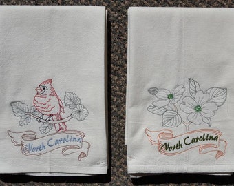 North Carolina State Bird Cardinal OR State Flower Kornoelje Machine Geborduurde Meelzak Theedoeken