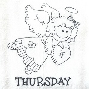 Pode incluir: Tecido branco com um desenho bordado a preto de um anjo de desenho animado segurando um cora&ccedil;&atilde;o. O anjo tem cabelo encaracolado, asas e uma aur&eacute;ola. A palavra "THURSDAY" &eacute; bordada por baixo.