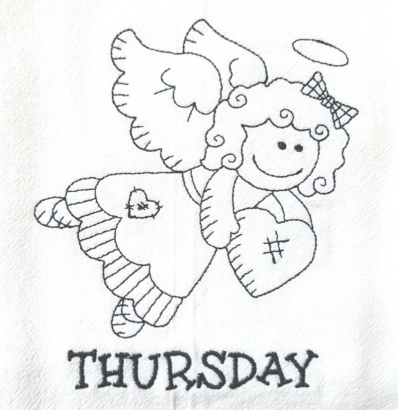 Pode incluir: Tecido branco com um desenho bordado a preto de um anjo de desenho animado segurando um cora&ccedil;&atilde;o. O anjo tem cabelo encaracolado, asas e uma aur&eacute;ola. A palavra "THURSDAY" &eacute; bordada por baixo.
