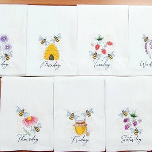 Strofinacci da cucina ricamati a macchina con sacchi di farina &quot;Giorni della settimana&quot; di Honeybee