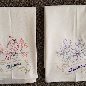 Paños de cocina bordados a máquina con el pájaro del estado de Illinois, el cardenal o la flor del estado, de color violeta y morado