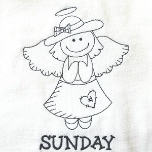 Pode incluir: Desenho de anjo bordado com aur&eacute;ola, chap&eacute;u e cora&ccedil;&atilde;o em fundo branco. A palavra "SUNDAY" est&aacute; bordada abaixo. A imagem &eacute; uma ilustra&ccedil;&atilde;o simples, em estilo de linha.