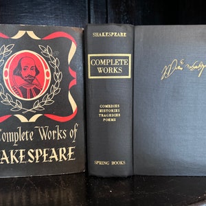 以下が含まれることがあります： 金色の文字が書かれた黒いハードカバーの本が2冊。左側の本は、ウィリアム・シェイクスピアの肖像画が描かれた赤と金のデザイン。右側の本は、背表紙に「シェイクスピア」と「Complete Works」の文字が書かれている。右側の本は、表紙に金色の署名がある。